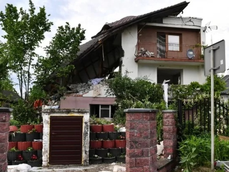 Życie i dom listonosza legły w gruzach. Poczta Polska: możemy pomóc wspólnie
